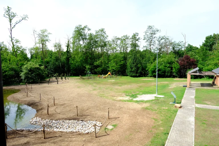 Area interna della Cascinetta con scorcio dello stagno