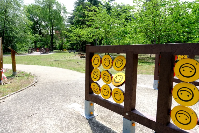 Dettaglio di giochi inclusivi dell'area Pojeco